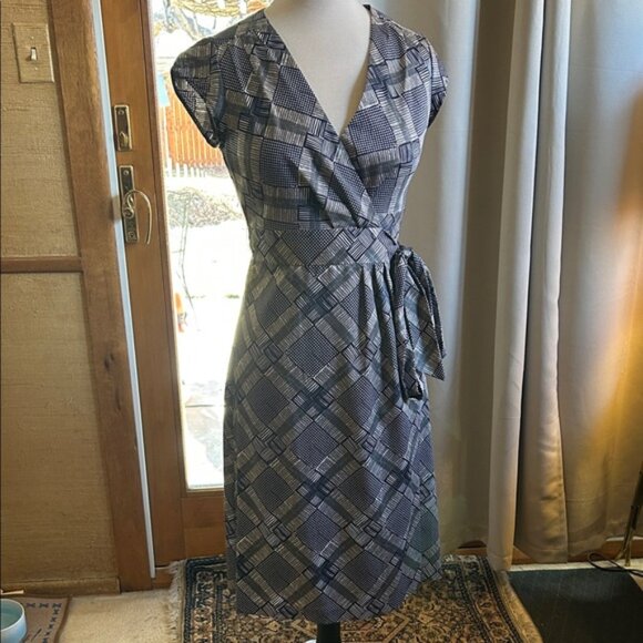 Elegant Black and White Wrap Dress - Picture 3 of 11